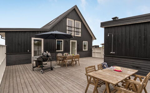 Alf - 200M from the Sea: Möbel, Interior Design, Flooring, Holz, Fussboden, Decke, Holzboden, Stuhl, Tabelle, Beleuchtung