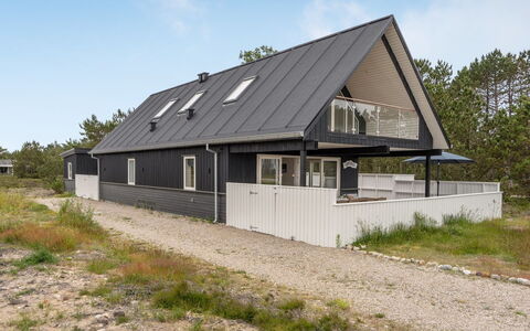 Alf - 200M from the Sea: Möbel, Interior Design, Flooring, Holz, Fussboden, Decke, Holzboden, Stuhl, Tabelle, Beleuchtung