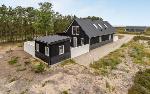Alf - 200M from the Sea: Möbel, Interior Design, Flooring, Holz, Fussboden, Decke, Holzboden, Stuhl, Tabelle, Beleuchtung
