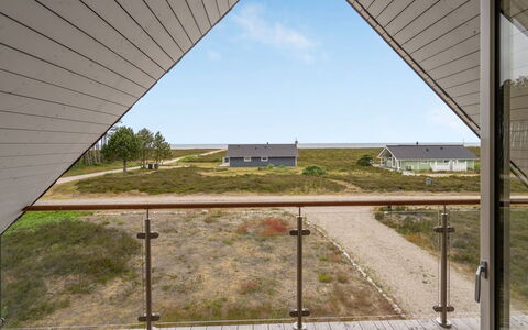 Alf - 200M from the Sea: Möbel, Interior Design, Flooring, Holz, Fussboden, Decke, Holzboden, Stuhl, Tabelle, Beleuchtung