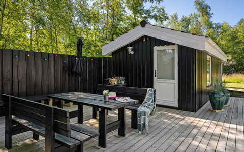 Mika - 1Km from the Sea: Holz, Zuhause, Veranda, Deck, Hartholz, Dach, Holzbeize, Holzboden, Eco Hotel