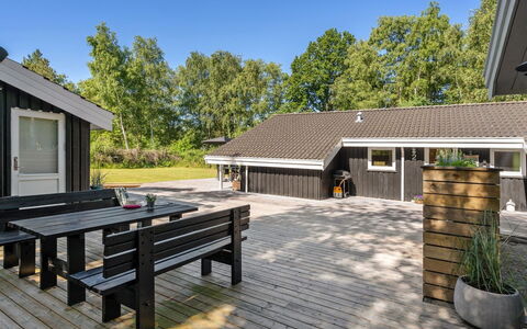 Mika - 1Km from the Sea: Holz, Zuhause, Veranda, Deck, Hartholz, Dach, Holzbeize, Holzboden, Eco Hotel