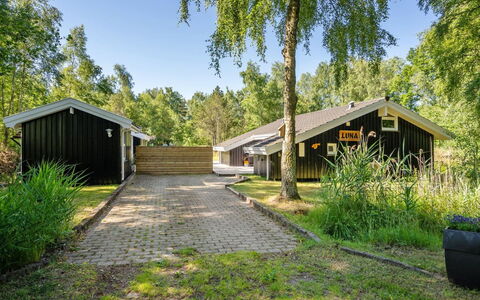 Mika - 1Km from the Sea: Holz, Zuhause, Veranda, Deck, Hartholz, Dach, Holzbeize, Holzboden, Eco Hotel