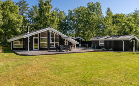 Mika - 1Km from the Sea: Holz, Zuhause, Veranda, Deck, Hartholz, Dach, Holzbeize, Holzboden, Eco Hotel