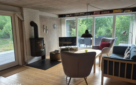 Adelisa - 600M from the Sea: Möbel, Flooring, Interior Design, Fussboden, Holz, Zimmer, Stuhl, Zuhause, Wohnzimmer, Holzboden