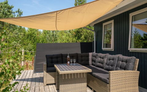 Adelisa - 600M from the Sea: Holz, Zuhause, Veranda, Deck, Hartholz, Dach, Holzbeize, Holzboden, Eco Hotel