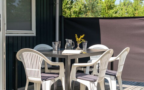 Adelisa - 600M from the Sea: Holz, Zuhause, Veranda, Deck, Hartholz, Dach, Holzbeize, Holzboden, Eco Hotel