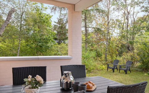 Hildegunn - 200M from the Sea: Holz, Zuhause, Veranda, Deck, Hartholz, Dach, Holzbeize, Holzboden, Eco Hotel