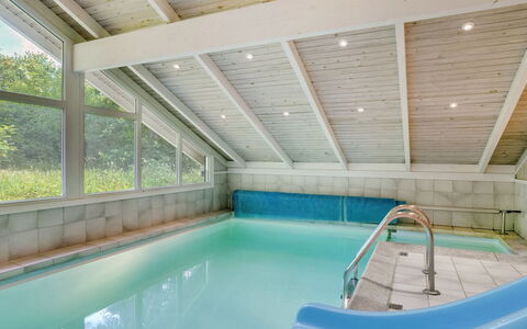 Lovis - 600M from the Sea: Decke, Schwimmbad, Resort, Dachboden, Hotel, Eco Hotel