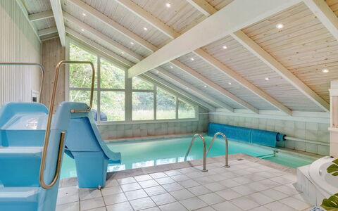 Lovis - 600M from the Sea: Interior Design, Decke, Resort, Bett, Dachboden, Linens, Hotel, Design, Bedding, Schlafzimmer