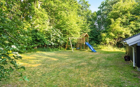 Lovis - 600M from the Sea: Strauch, Garten, Rasen, Schatten, Sonnenlicht, Hinterhof, Landscaping, Wald, Garten, Park