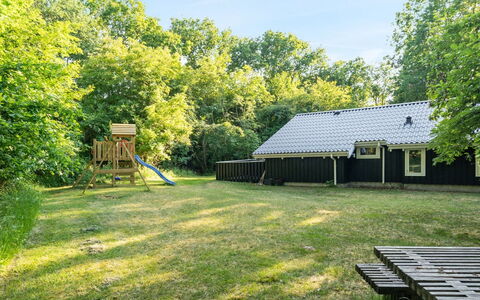 Lovis - 600M from the Sea: Baum, Gras, Schatten, Hütte, Ländliches Gebiet, Rasen, Garten, Hinterhof, Estate, Garten
