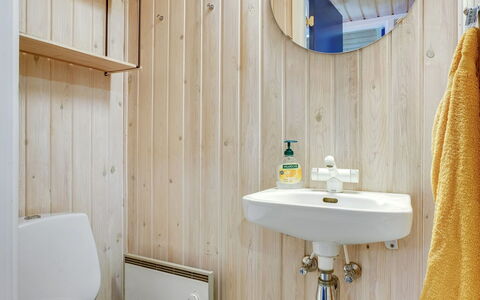 Lovis - 600M from the Sea: Wand, Bad Sink, Badezimmer, Armatur, Holz, Flooring, Sinken, Interior Design, Fussboden, Toilette