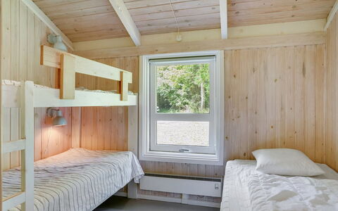 Lovis - 600M from the Sea: Holz, Etagenbett, Schlafzimmer, Decke, Fussboden, Bett, Bettrahmen, Holzbeize, Hartholz, Bedding
