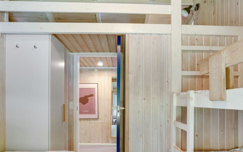 Lovis - 600M from the Sea: Schlafzimmer, Interior Design, Flooring, Fussboden, Holz, Bett, Decke, Etagenbett, Möbel, Zimmer