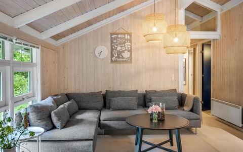 Lovis - 600M from the Sea: Möbel, Holz, Flooring, Interior Design, Fussboden, Wohnzimmer, Decke, Couch, Zuhause, Wohnung