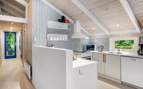 Lovis - 600M from the Sea: Holz, Interior Design, Decke, Flooring, Küche, Fussboden, Countertop, Major Appliance, Zuhause, Möbel