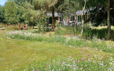 Hartvig - 800M from the Sea: Holz, Zuhause, Veranda, Deck, Hartholz, Dach, Holzbeize, Holzboden, Eco Hotel