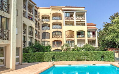 Sainte Maxime 450: Wasser, Eigentum, Daytime, Himmel, Fenster, Gebäude, Pflanze, Azurblau, Schwimmbad, Baum