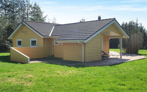 Eljena - 600M from the Sea: Dach, Hütte, Gartenbauten, Schuppen, Abstellgleis, Rasen, Auffahrt, Garten, Hinterhof, Outdoor Struktur