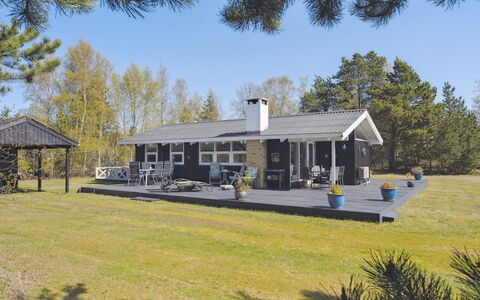 Alvine - 475M from the Sea: Blau, Strauch, Hütte, Ground, Garten, Estate, Schatten, Landscaping, Bauernhaus, Eco Hotel