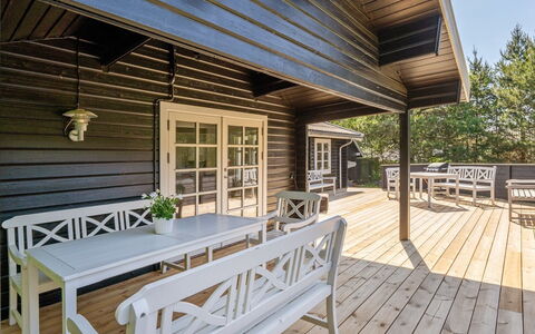 Dorthea - 200M from the Sea: Möbel, Interior Design, Flooring, Holz, Fussboden, Decke, Holzboden, Stuhl, Tabelle, Beleuchtung