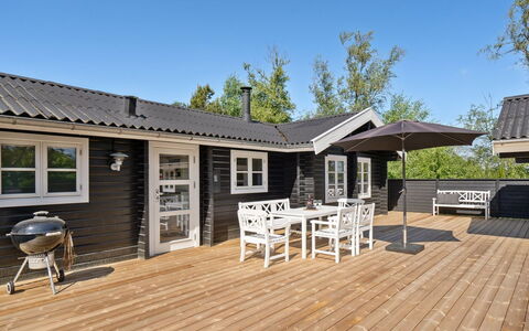 Dorthea - 200M from the Sea: Möbel, Interior Design, Flooring, Holz, Fussboden, Decke, Holzboden, Stuhl, Tabelle, Beleuchtung