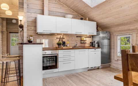Tanas - 2Km from the Sea: Küche, Küchengerät, Major Appliance, Holz, Flooring, Interior Design, Countertop, Möbel, Haushaltsgerät, Holzboden