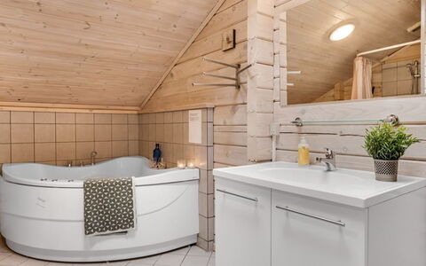 Tanas - 2Km from the Sea: Flooring, Armatur, Interior Design, Sinken, Fussboden, Zapfhahn, Badezimmerschrank, Installation, Badezimmer, Decke