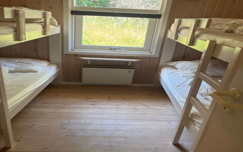 Eldmar - 500M from the Sea: Etagenbett, Holz, Schlafzimmer, Bett, Bettrahmen, Möbel, Fussboden, Bedding, Holzbeize, Wohnheim