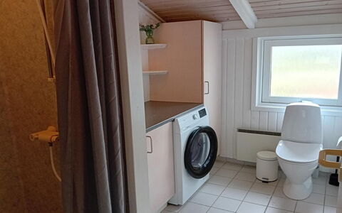 Eldmar - 500M from the Sea: Waschmaschine, Holz, Flooring, Fussboden, Wäschetrockner, Interior Design, Wäschekammer, Zimmer, Armatur, Installation