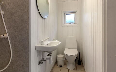 Eldmar - 500M from the Sea: Toilleten Sitz, Toilette, Wand, Armatur, Flooring, Holz, Badezimmer, Fussboden, Sinken, Installation