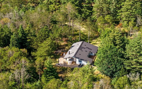 Hakan - 4Km from the Sea: Blau, Strauch, Hütte, Ground, Garten, Estate, Schatten, Landscaping, Bauernhaus, Eco Hotel
