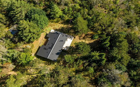 Hakan - 4Km from the Sea: Blau, Strauch, Hütte, Ground, Garten, Estate, Schatten, Landscaping, Bauernhaus, Eco Hotel