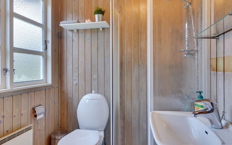 Gizelle - 1.5Km from the Sea: Wand, Flooring, Armatur, Holz, Fussboden, Badezimmer, Toilette, Interior Design, Bad Sink, Sinken