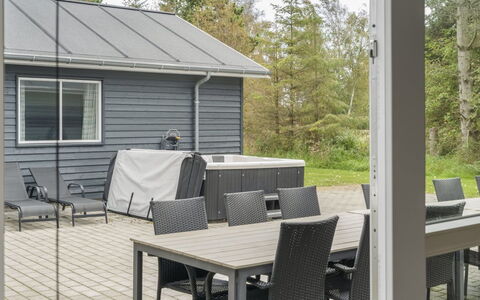 Sinikka - 350M from the Sea: Holz, Zuhause, Veranda, Deck, Hartholz, Dach, Holzbeize, Holzboden, Eco Hotel
