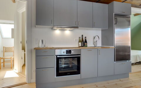 Liina - 200M from the Sea: Küche, Küchengerät, Flooring, Countertop, Cabinetry, Major Appliance, Holz, Interior Design, Fussboden, Möbel