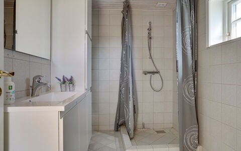 Liina - 200M from the Sea: Flooring, Wand, Fussboden, Armatur, Interior Design, Badezimmer, Fliese, Installation, Zimmer, Verbundwerkstoff
