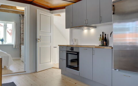 Liina - 200M from the Sea: Flooring, Fussboden, Küche, Holz, Interior Design, Decke, Countertop, Küchengerät, Major Appliance, Möbel