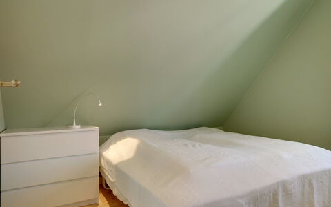 Liina - 200M from the Sea: Flooring, Schlafzimmer, Fussboden, Interior Design, Bett, Holz, Bettdecke, Bedding, Decke, Linens