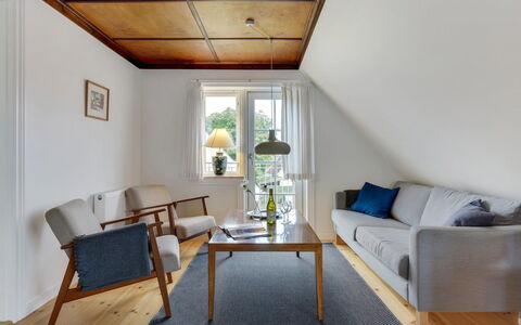 Liina - 200M from the Sea: Möbel, Flooring, Interior Design, Fussboden, Holz, Holzboden, Stuhl, Decke, Wohnzimmer, Beleuchtung