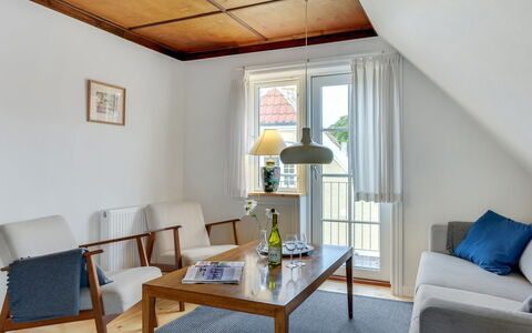 Liina - 200M from the Sea: Möbel, Interior Design, Flooring, Fussboden, Holz, Stuhl, Decke, Tabelle, Zimmer, Wohnzimmer