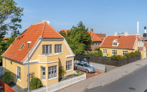Amila - 425M from the Sea: Gebäude, Haus, Wohngebiet, Dach, Zuhause, Fassade, Menschliche Siedlung, Hütte, Vorort, Schiebefenster