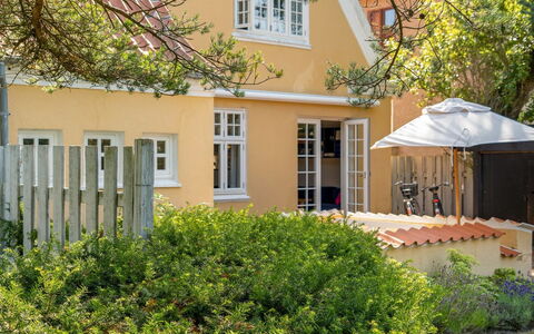 Amila - 425M from the Sea: Fenster, Haus, Zuhause, Strauch, Wohngebiet, Hütte, Dach, Tür, Garten
