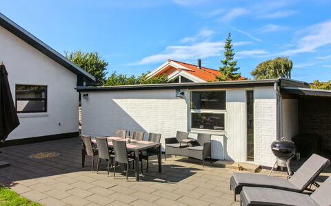 Kælle - 500M from the Sea: Decke, Flooring, Interior Design, Fussboden, Verbundwerkstoff, Möbel, Resort, Hotel, Design, Daylighting