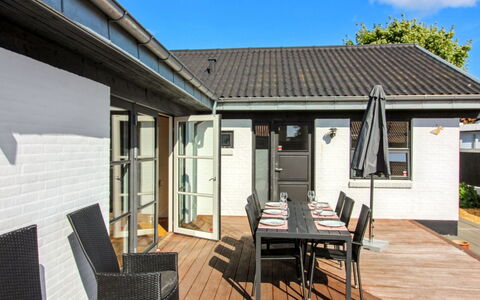 Kælle - 500M from the Sea: Decke, Flooring, Interior Design, Fussboden, Verbundwerkstoff, Möbel, Resort, Hotel, Design, Daylighting