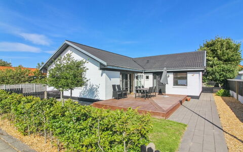 Kælle - 500M from the Sea: Decke, Flooring, Interior Design, Fussboden, Verbundwerkstoff, Möbel, Resort, Hotel, Design, Daylighting