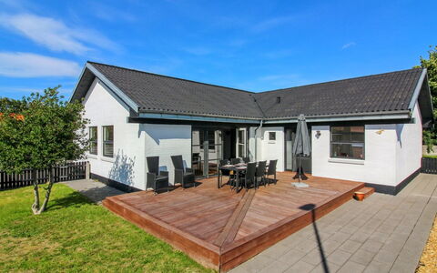 Kælle - 500M from the Sea: Decke, Flooring, Interior Design, Fussboden, Verbundwerkstoff, Möbel, Resort, Hotel, Design, Daylighting