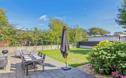 Kælle - 500M from the Sea: Strauch, Garten, Schatten, Walkway, Landscaping, Rasen, Garten, Flagstone, Park