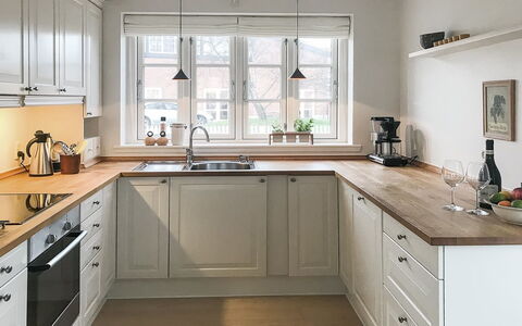 Ejda - 700M from the Sea: Countertop, Küche, Cabinetry, Flooring, Möbel, Interior Design, Holz, Küchengerät, Zuhause, Fussboden